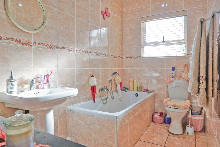 6 Bedroom Property for Sale in Kidds Beach Eastern Cape
